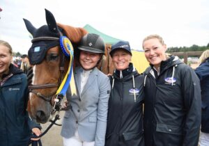 Kajsa med mamma Lotta Björe och moster Emma Emanuelsson. Foto: Haide Westring