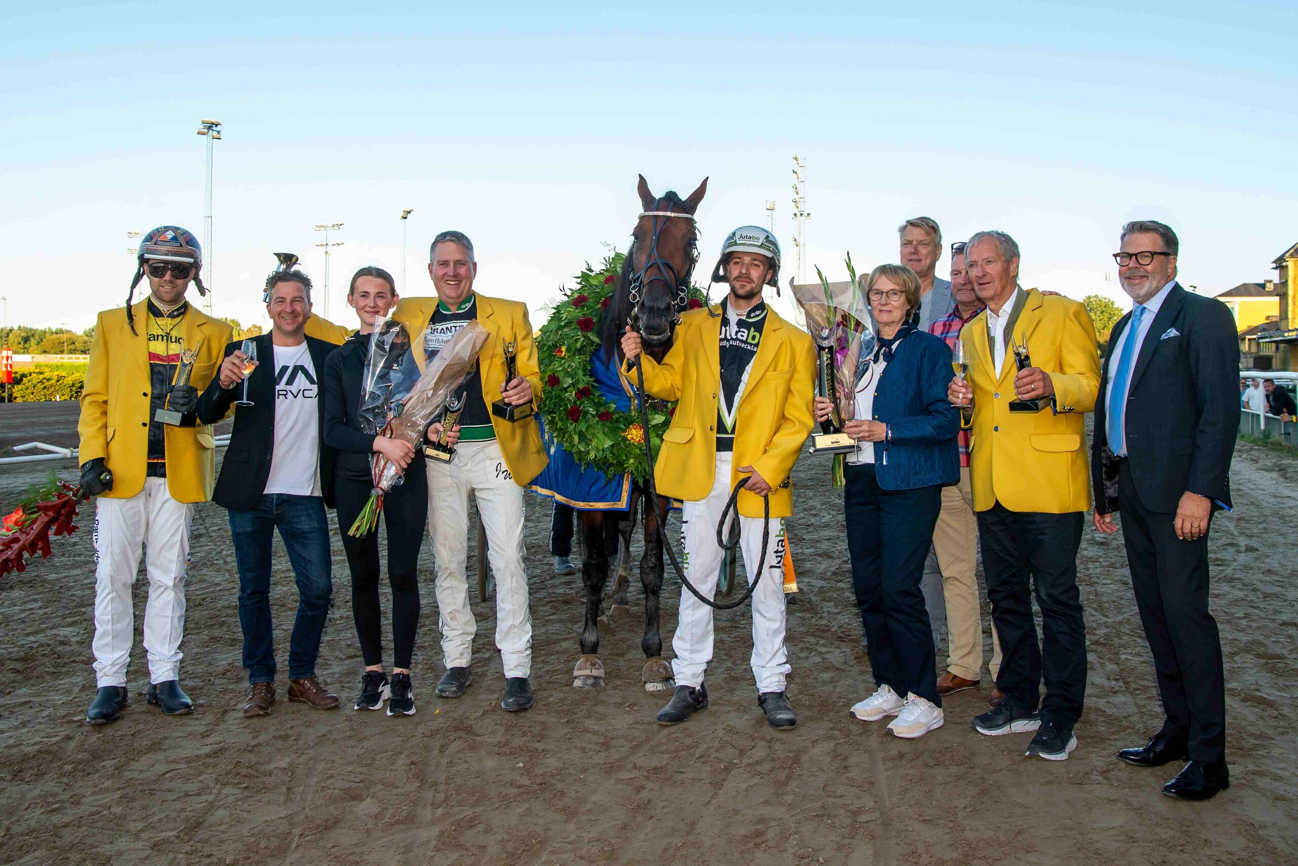 Team Westholm samlat efter triumfen på Jägersro. Foto: TR Bild